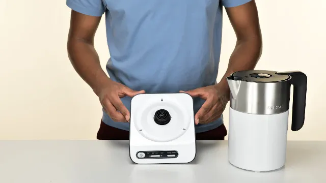 czajnik elektryczny z widocznym kamieniem w środku