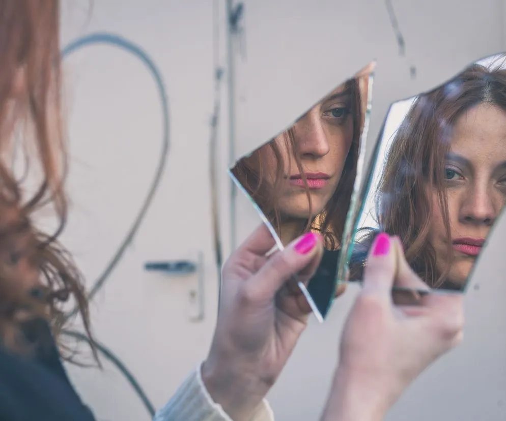 maska pęknięte lustro psychologia