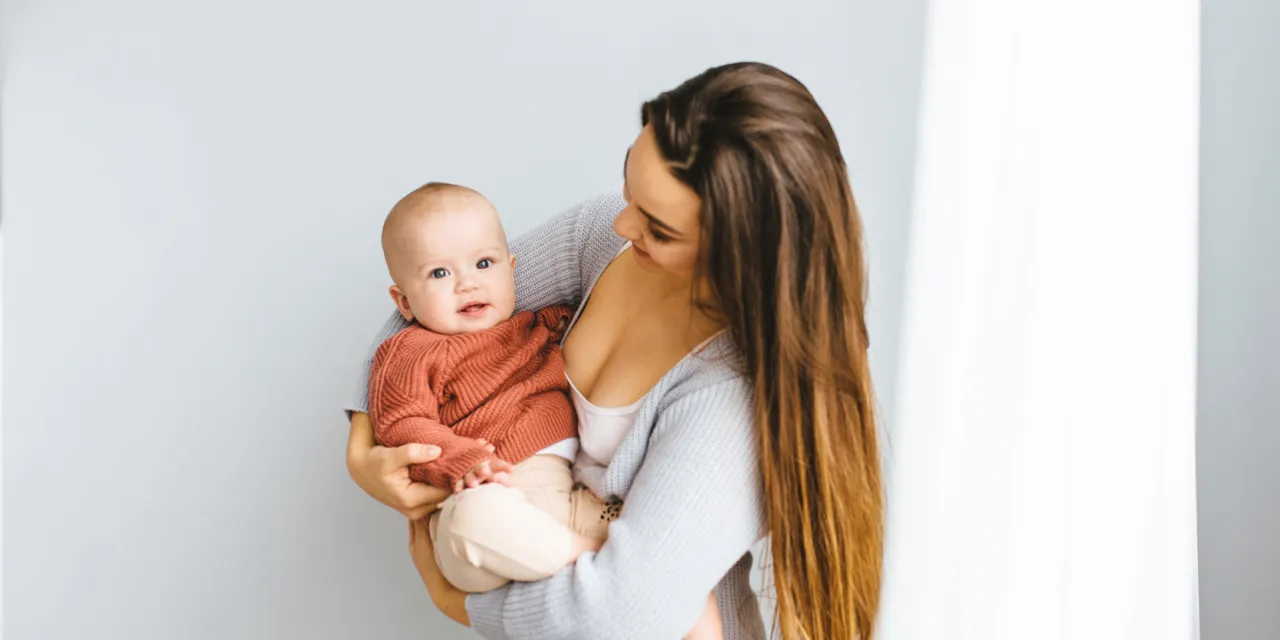 Rodzic kołyszący niemowlę w ramionach