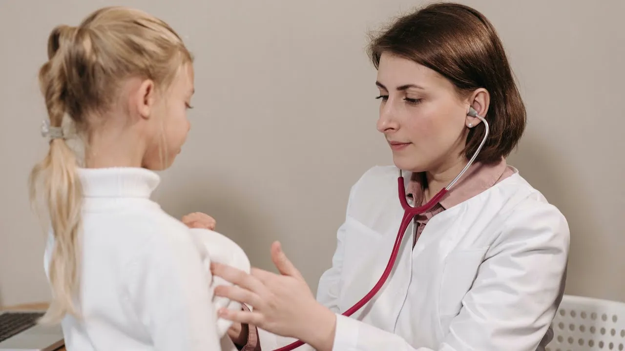 lekarz rozmawia z pacjentem o bólu brzucha