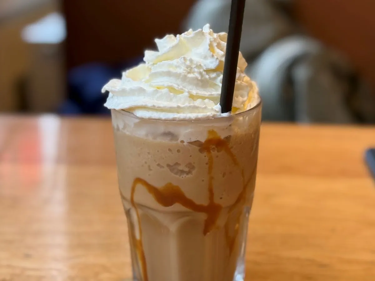 kawa z bitą śmietaną i syropem vs kawa czarna