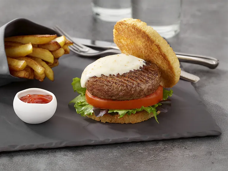 steak haché de boucher pour burger avec pain artisanal et légumes frais