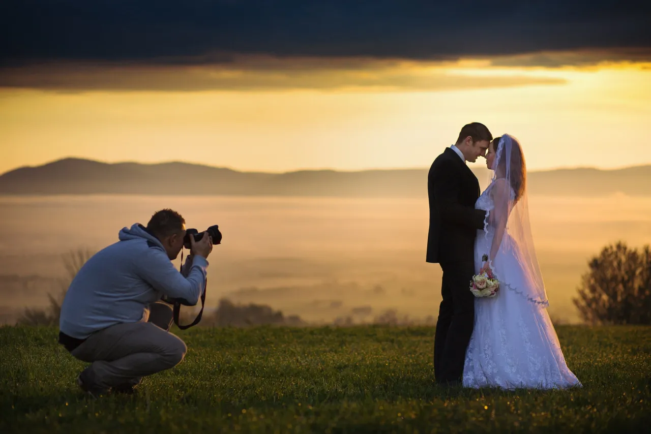 para młoda rozmawia z fotografem, portfolio ślubne