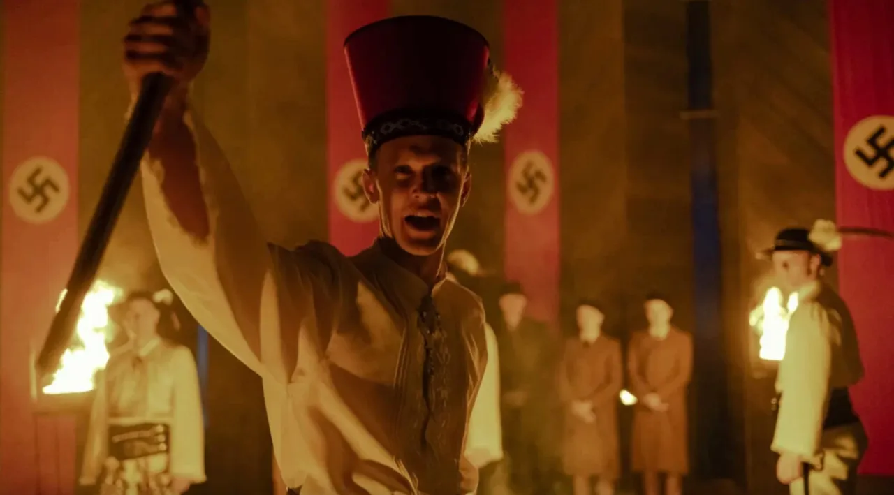 Mroczna scena z pochodnią i symbolami nazistowskimi. Czy to zapowiedź