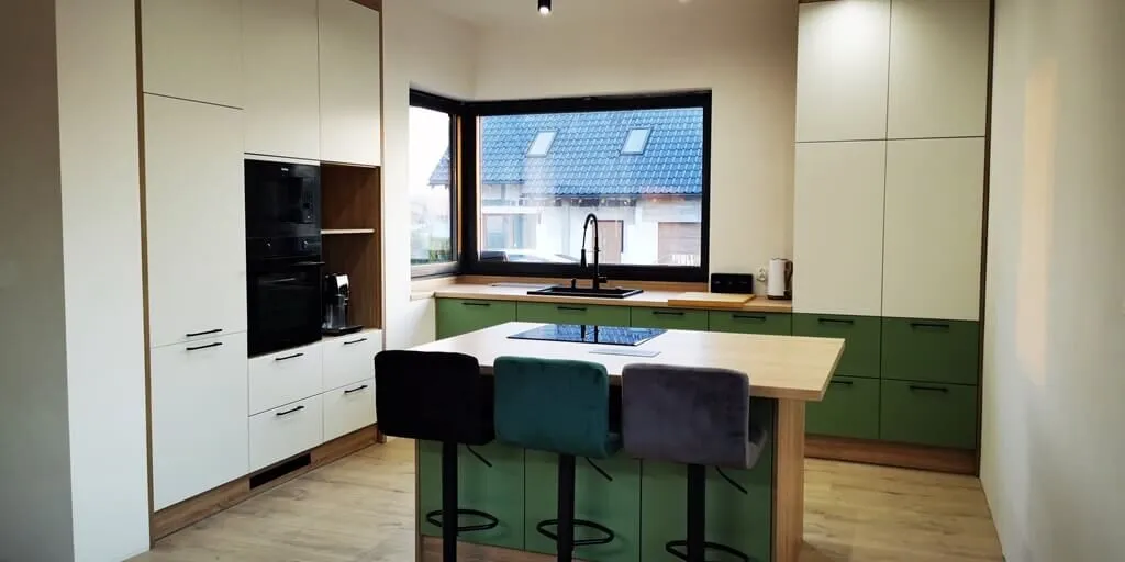 mała kuchnia ściana akcentowa kolor