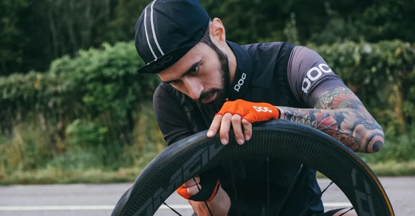 Różne rodzaje czapek pod kask rowerowy