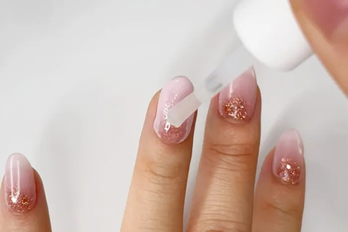 Kreatywne stylizacje na odrosty reverse french half-dip glitter fade