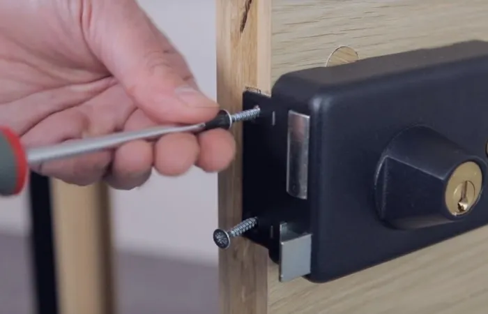 Montaż zamka nawierzchniowego schemat, zamek nawierzchniowy na drzwiach