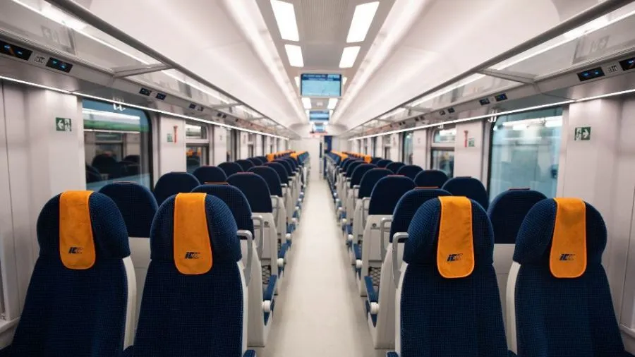 nowoczesny pociąg PKP Intercity wnętrze