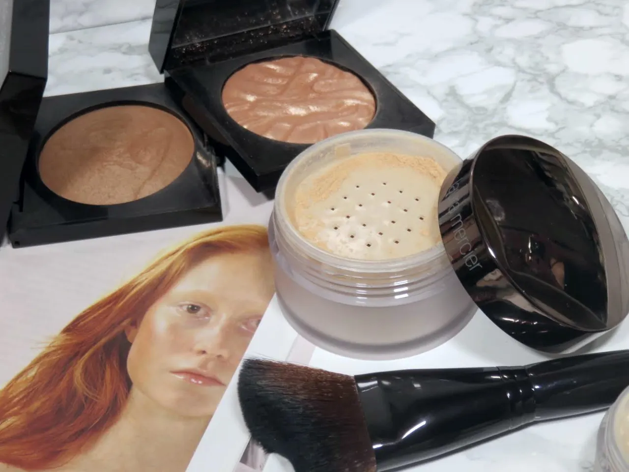 Laura Mercier Translucent Loose Setting Powder Glow texture and effect