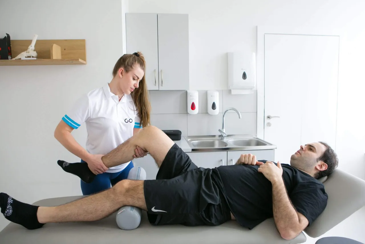 Fizjoterapeuta wykonujący badanie funkcjonalne pacjenta
