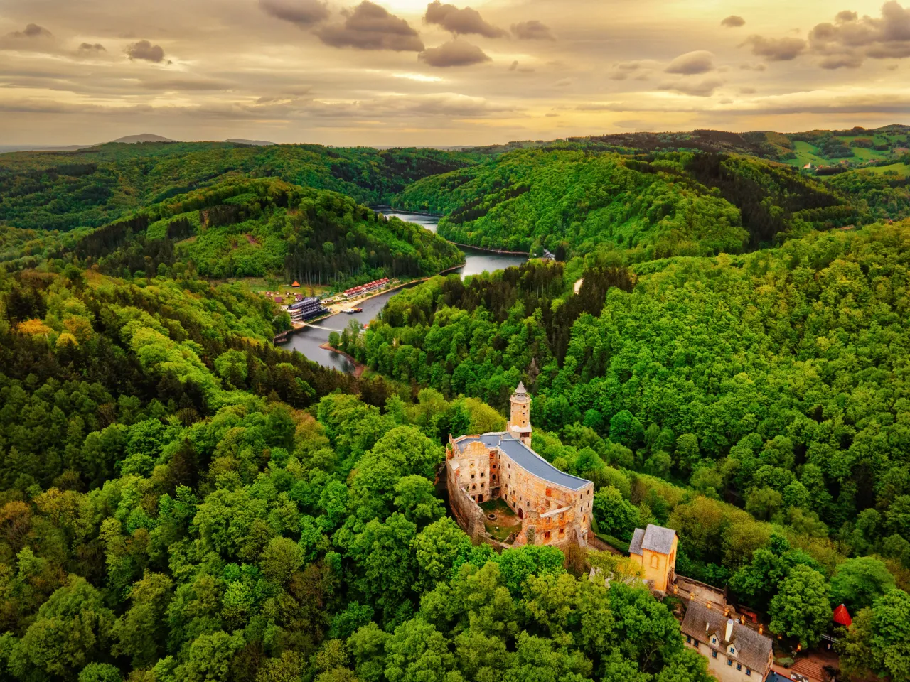 Zamek Grodno Jezioro Bystrzyckie widoki