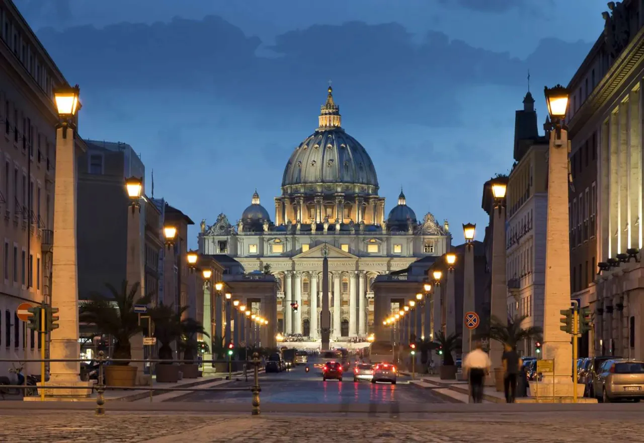 Wieczorny Rzym. Bazylika św. Piotra w blasku latarni. Idealne miejsce na nocleg w Rzymie, gdzie najlepiej poczuć magię miasta.