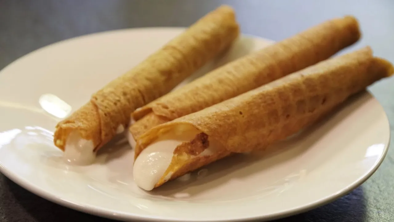 Domowe rurki waflowe na patelni