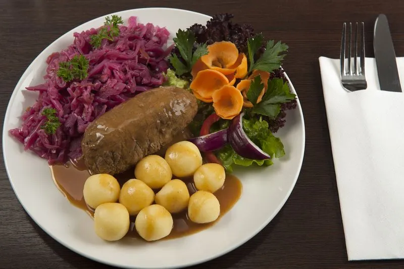 Śląski obiad rolada kluski modro kapusta