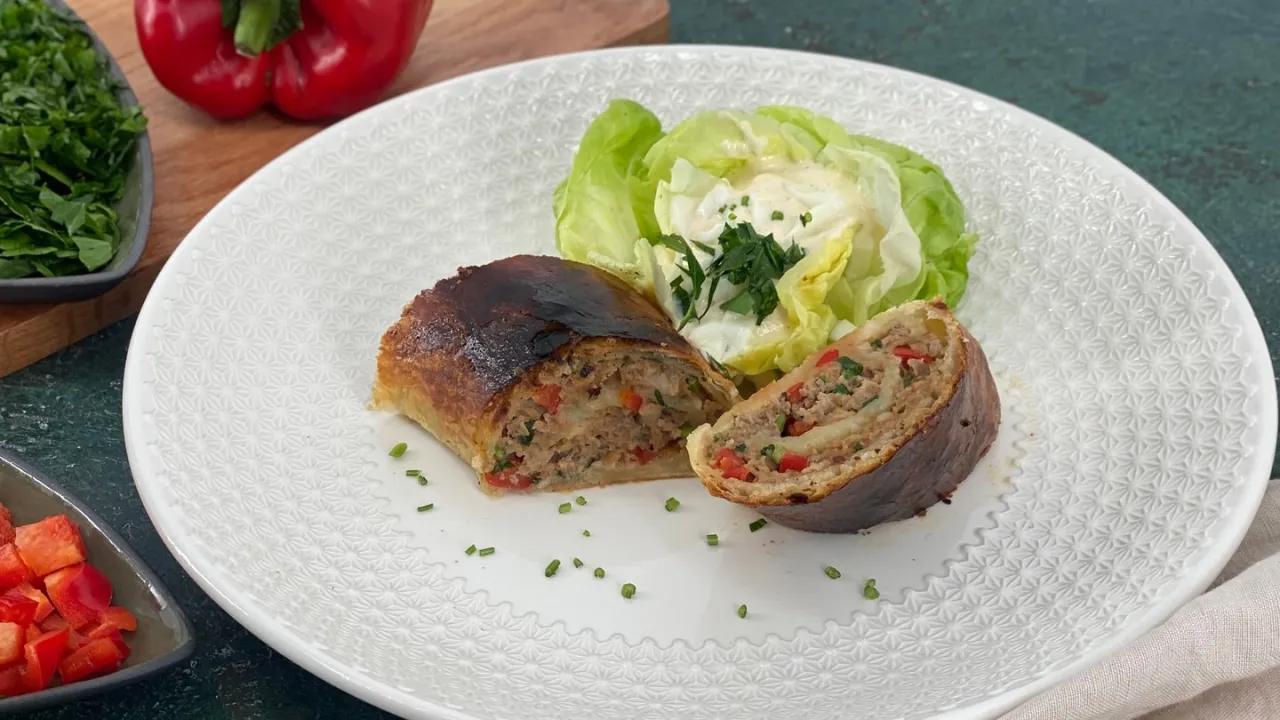 Bl&auml;tterteig mit Hackfleisch serviert mit frischem Salat und Dip