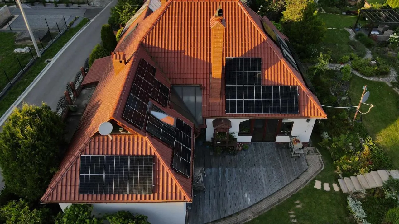 Dom z panelami fotowoltaicznymi i magazynem energii