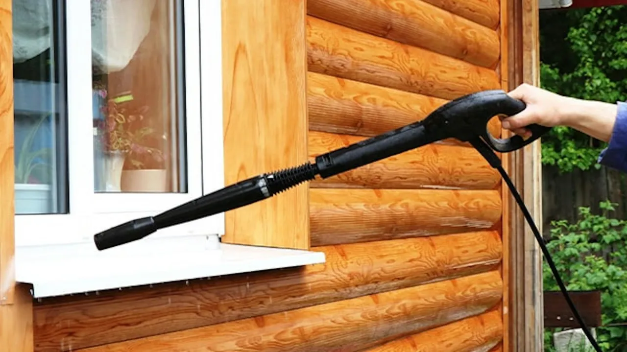 drewniana elewacja przed czyszczeniem, przygotowanie elewacji do mycia