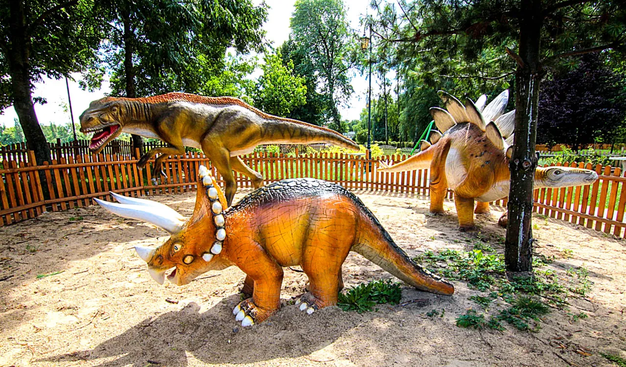Park Miejski Zgierz plac zabaw dinozaury i park linowy