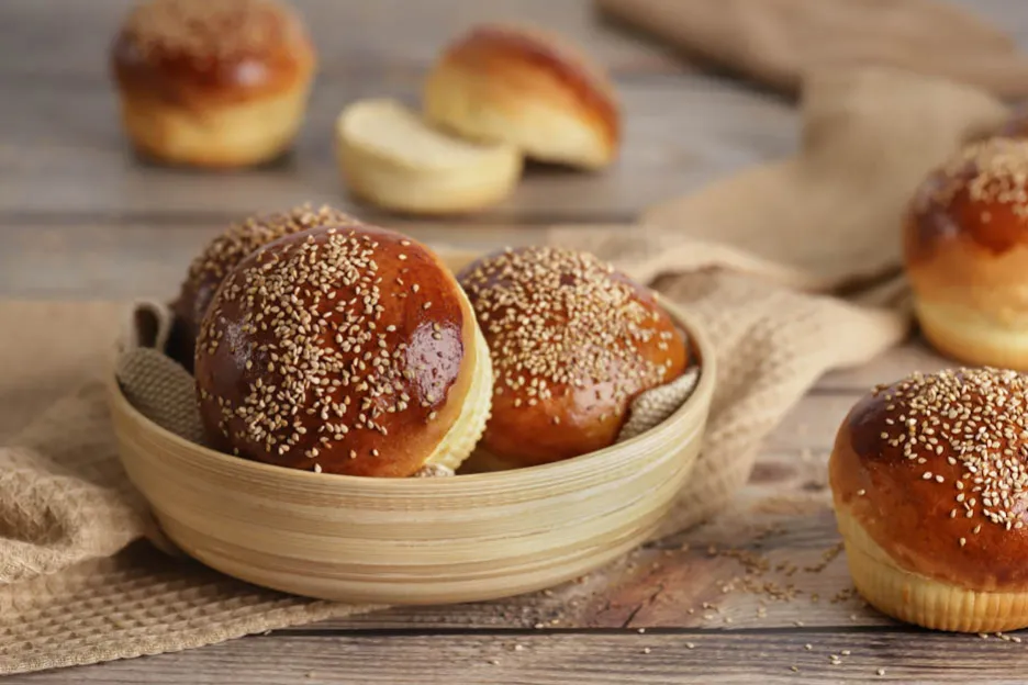 buns burger maison moelleux dorés sur une grille de refroidissement