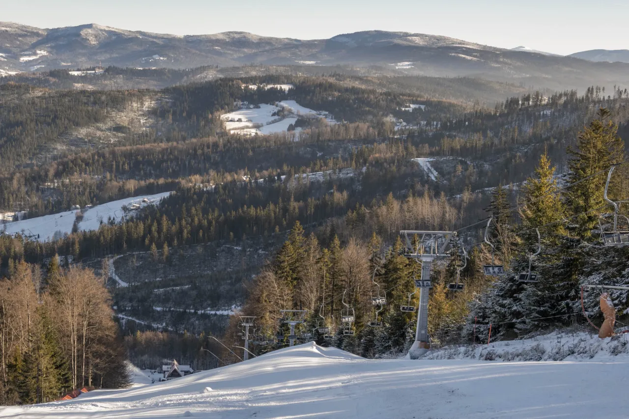 Wisła stoki narciarskie widok ogólny zimą