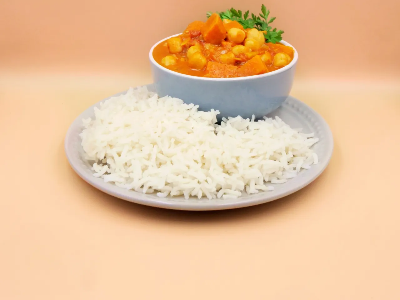 talerz curry z ryżem basmati
