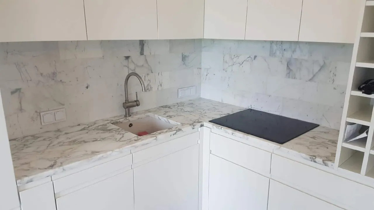 r&oacute;żne rodzaje blat&oacute;w kamiennych w kuchni