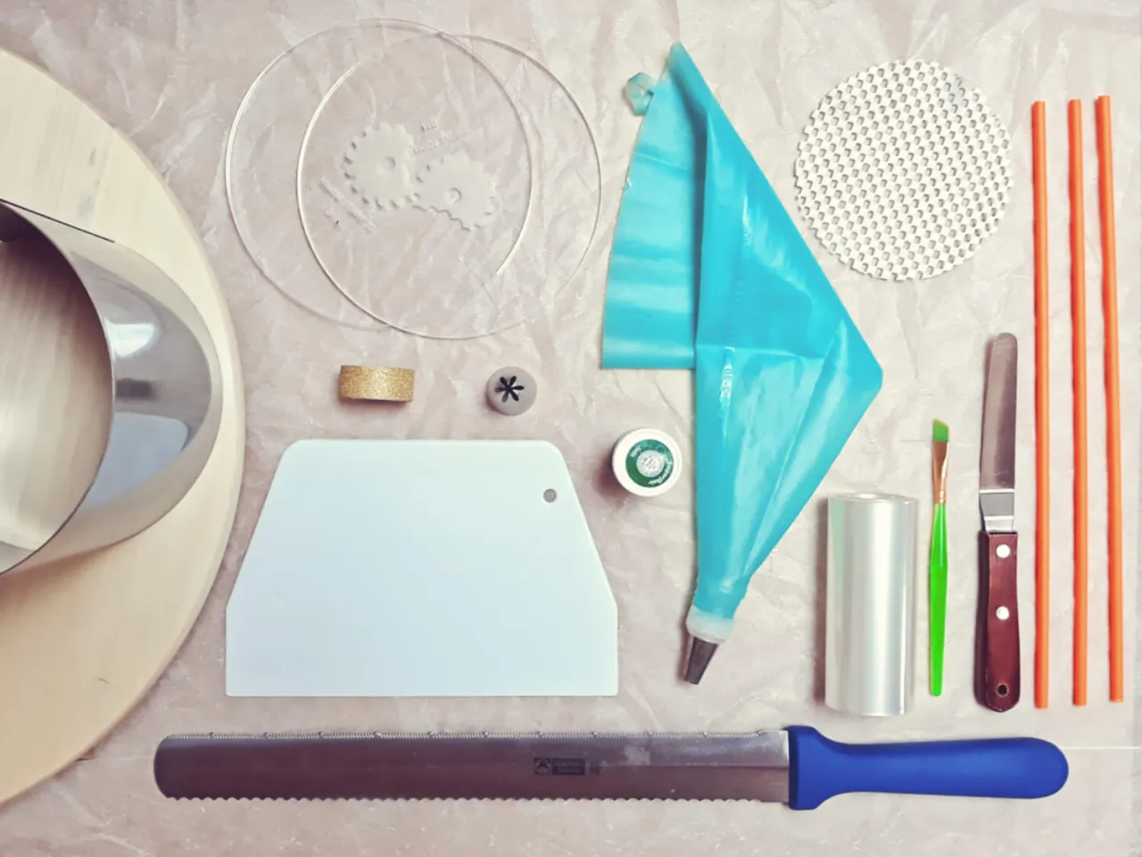 Niezbędne narzędzia do tynkowania tortu