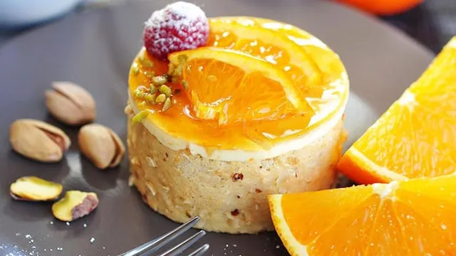 variedad de postres caseros con naranja en una mesa r&uacute;stica