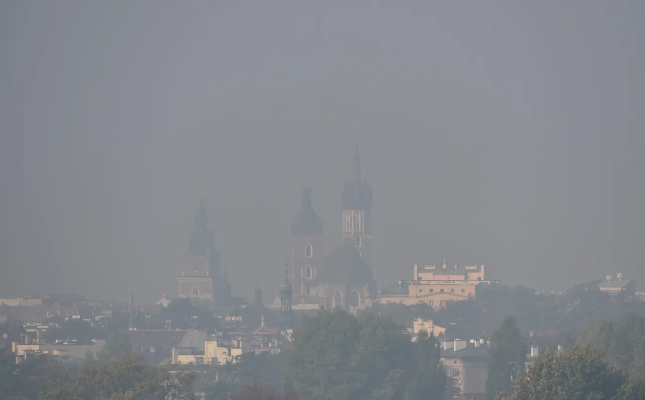 Smog nad miastem w Polsce, widok z lotu ptaka