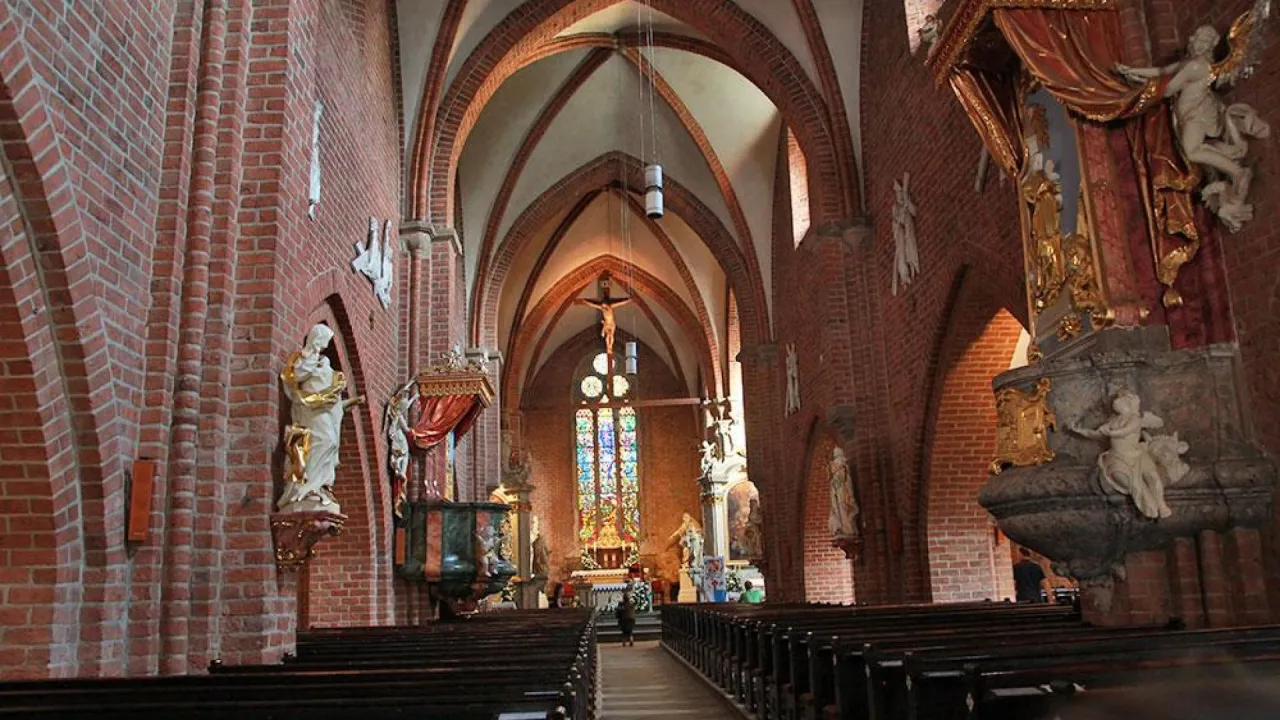 Wnętrze Bazyliki Matki Bożej Pokornej w Rudach