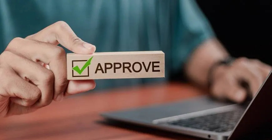 dwie osoby podpisujące dokumenty kredytowe, rodzice i dziecko, wsp&oacute;lny kredyt