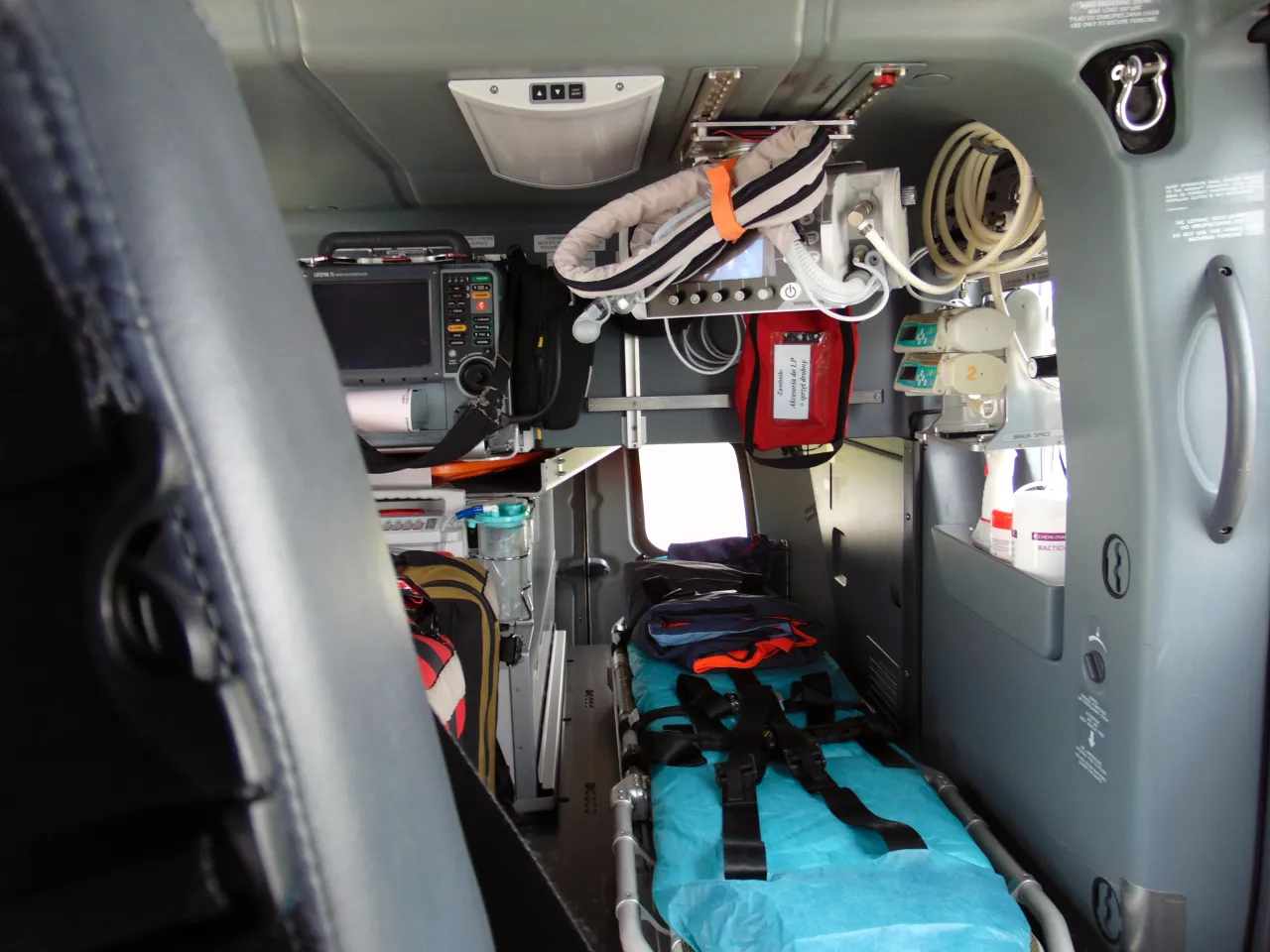wnętrze medycznego śmigłowca prywatnego