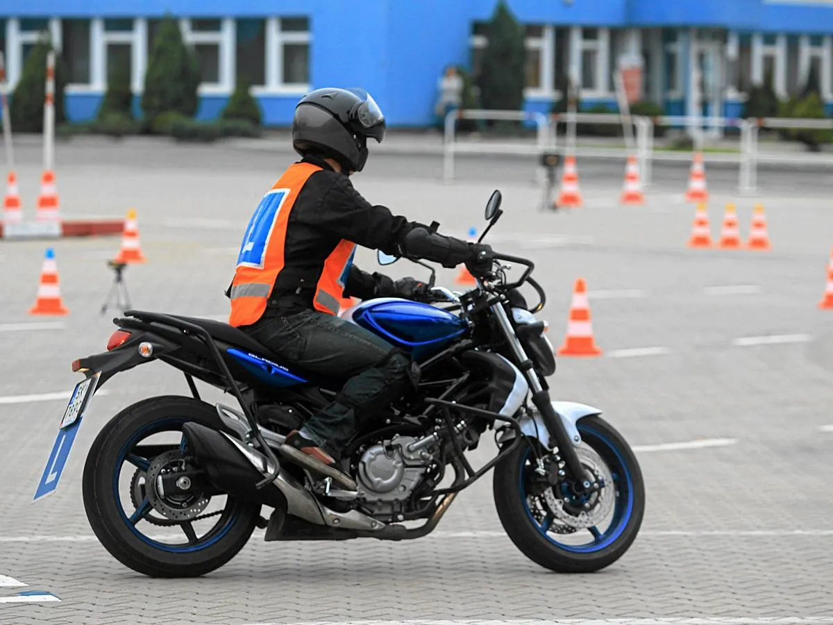Osoba na motocyklu podczas szkolenia. Zastanawiasz się, ile kosztuje prawo jazdy na motor?