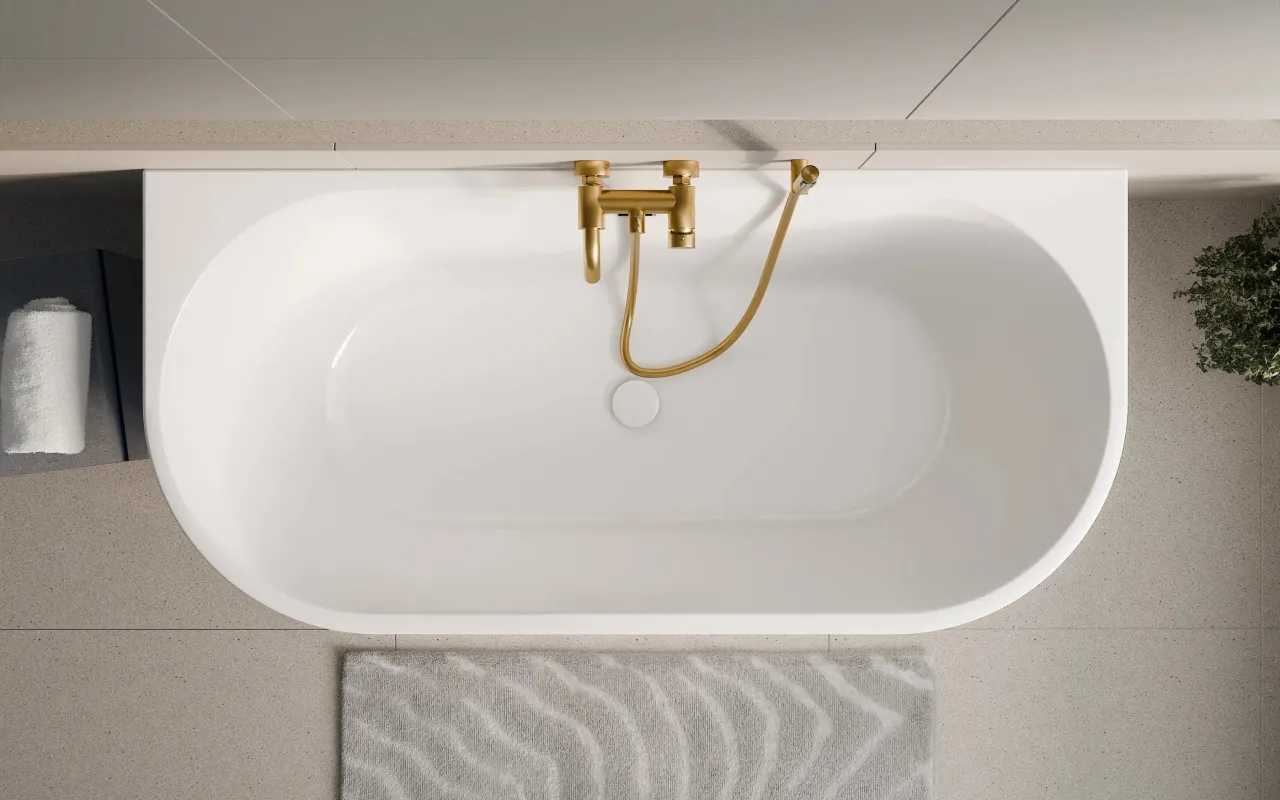 Biała wanna z baterią w kolorze złota. Zastanawiasz się, ile wanna ma litrów? Ta wygląda na sporą, idealną na relaksującą kąpiel.