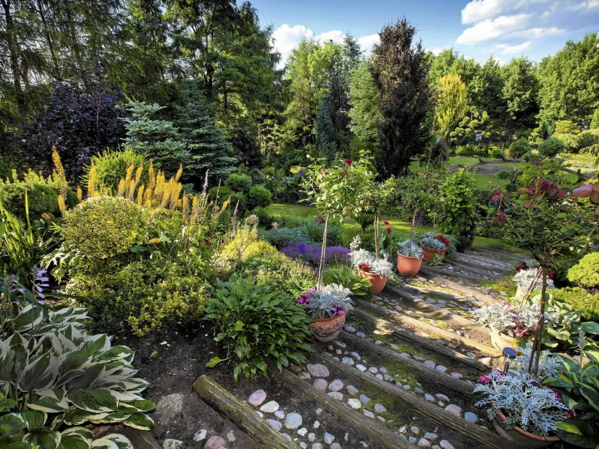 wiosenny ogród pełen kwiatów, polski krajobraz