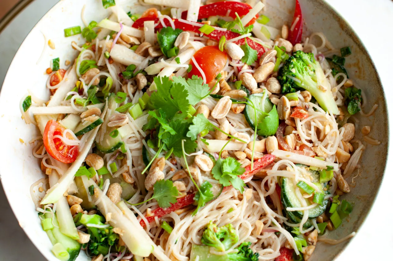 Sałatka z makaronu ryżowego przepis bazowy