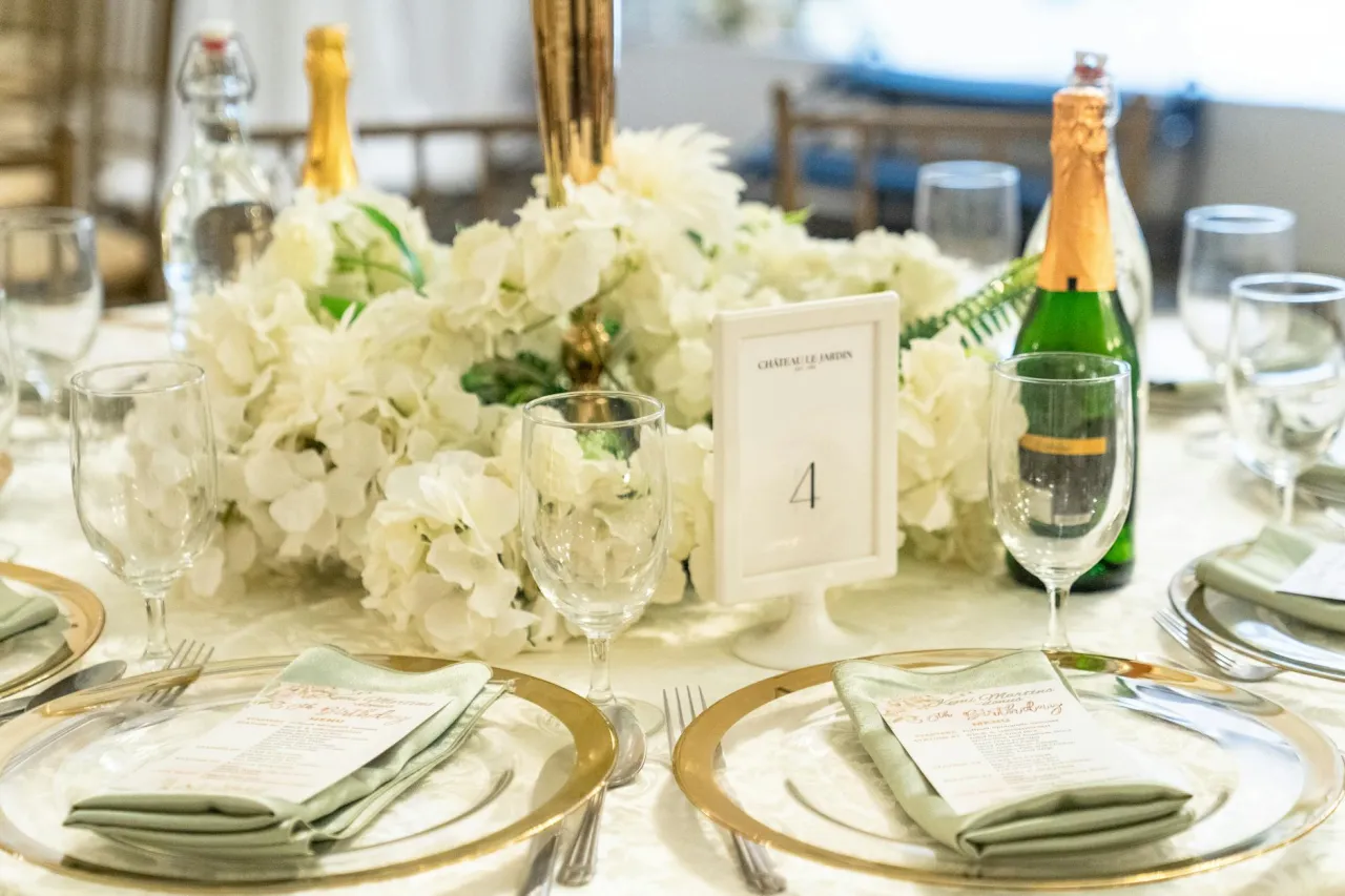 elegancko zastawiony stół weselny z winem i kieliszkami