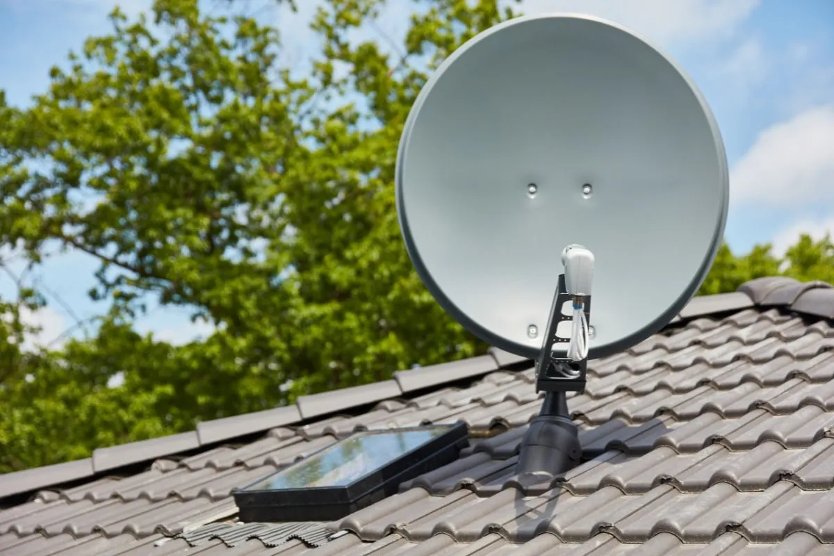 Antena satelitarna na dachu