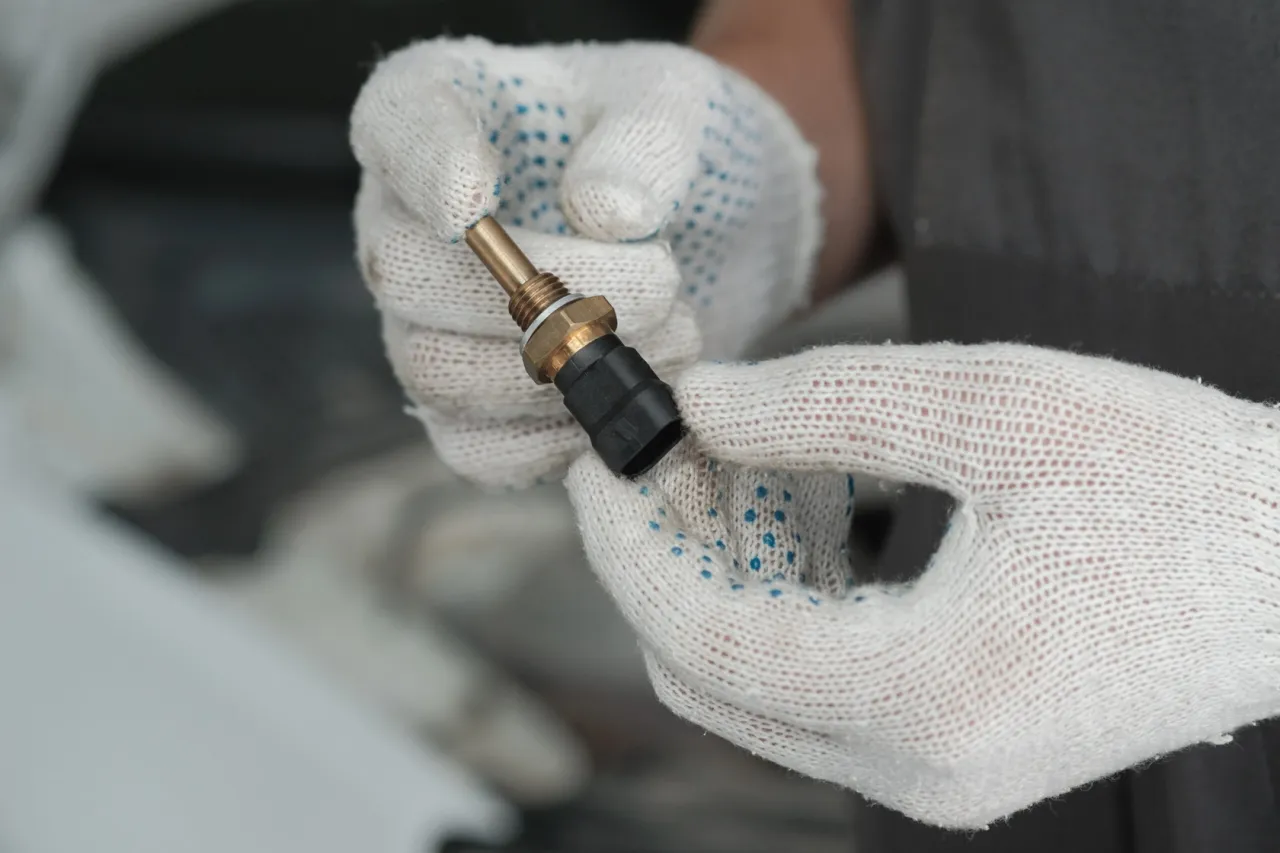 Gdzie jest czujnik temperatury płynu chłodzącego w samochodzie