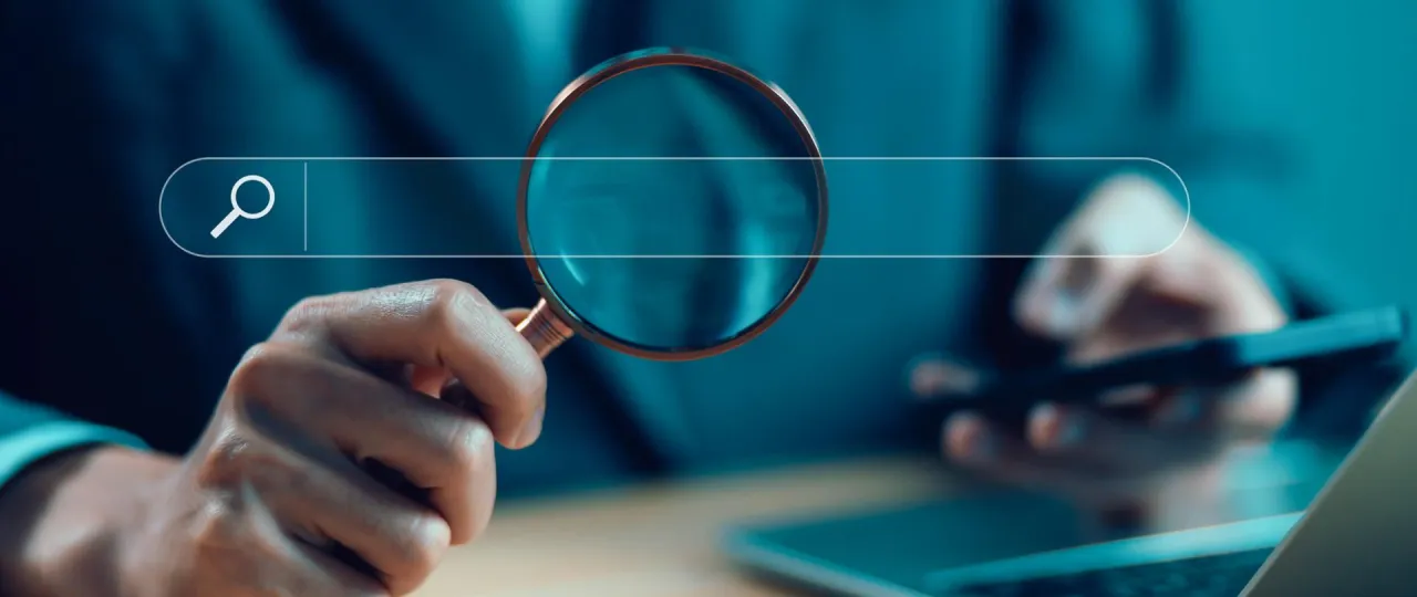 Osoba wpisująca adres w wyszukiwarkę z miastem