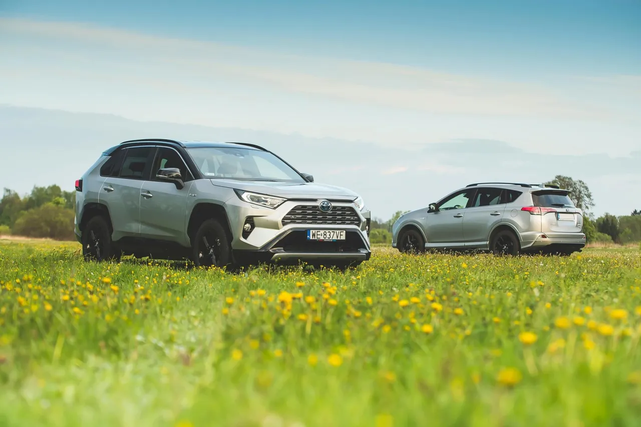Dwie Toyoty RAV4 na łące pełnej kwiat&oacute;w. Zastanawiasz się, ile pali Toyota RAV4?