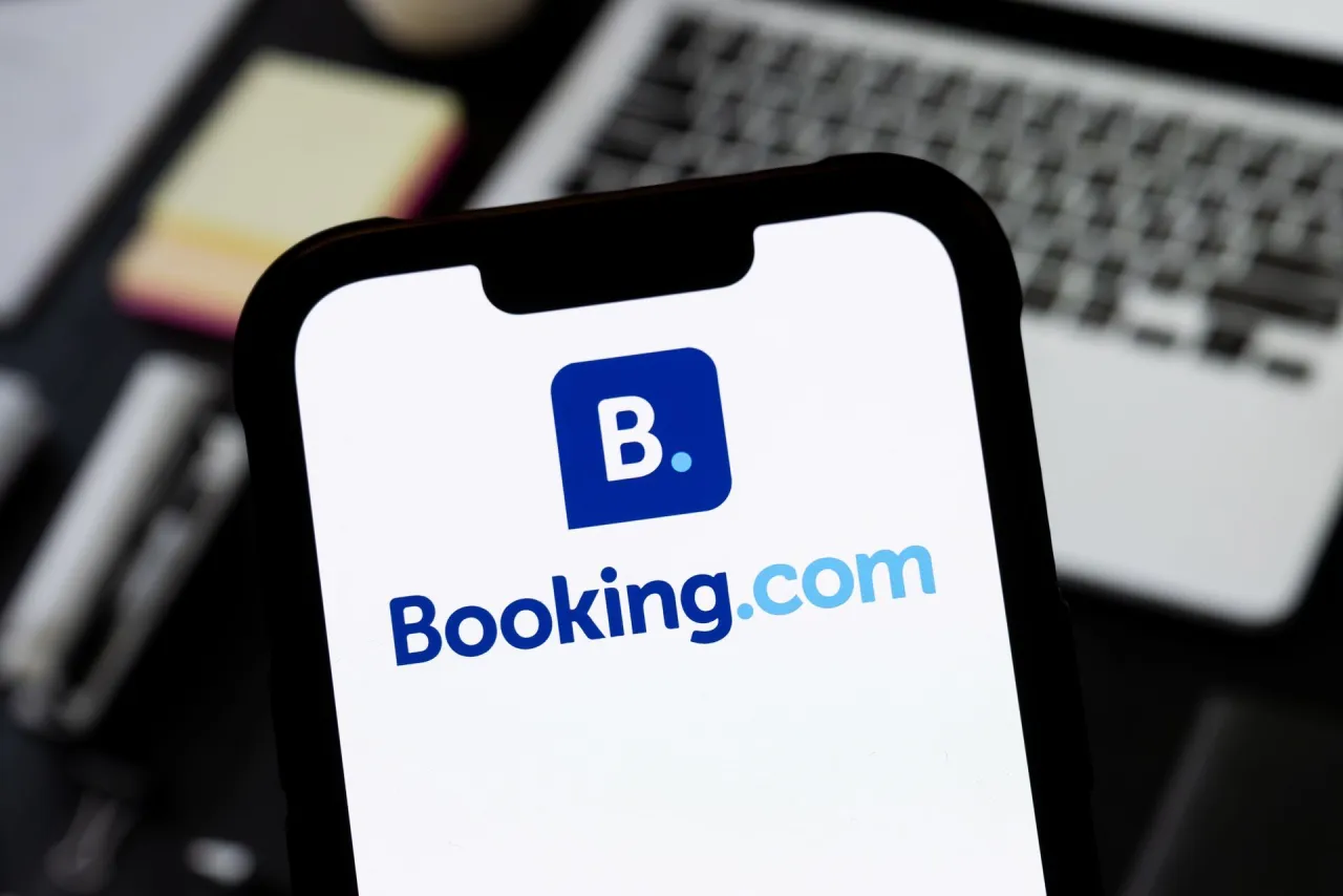 Aplikacja Booking.com na telefonie, idealna, gdy zastanawiasz się, gdzie najlepiej rezerwować noclegi.