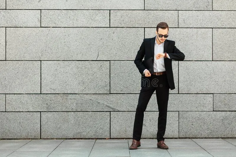 Osoba patrząca na zegarek w oczekiwaniu na pieniądze