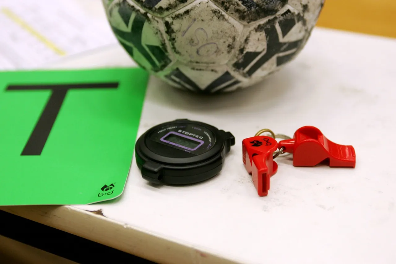 Piłka, stoper i dwa gwizdki. Zastanawiasz się, ile trwa mecz piłki ręcznej? Czas gry to 2x30 minut.