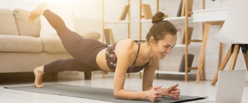 kobieta wykonująca przysiady w domu, ćwiczenia na cellulit