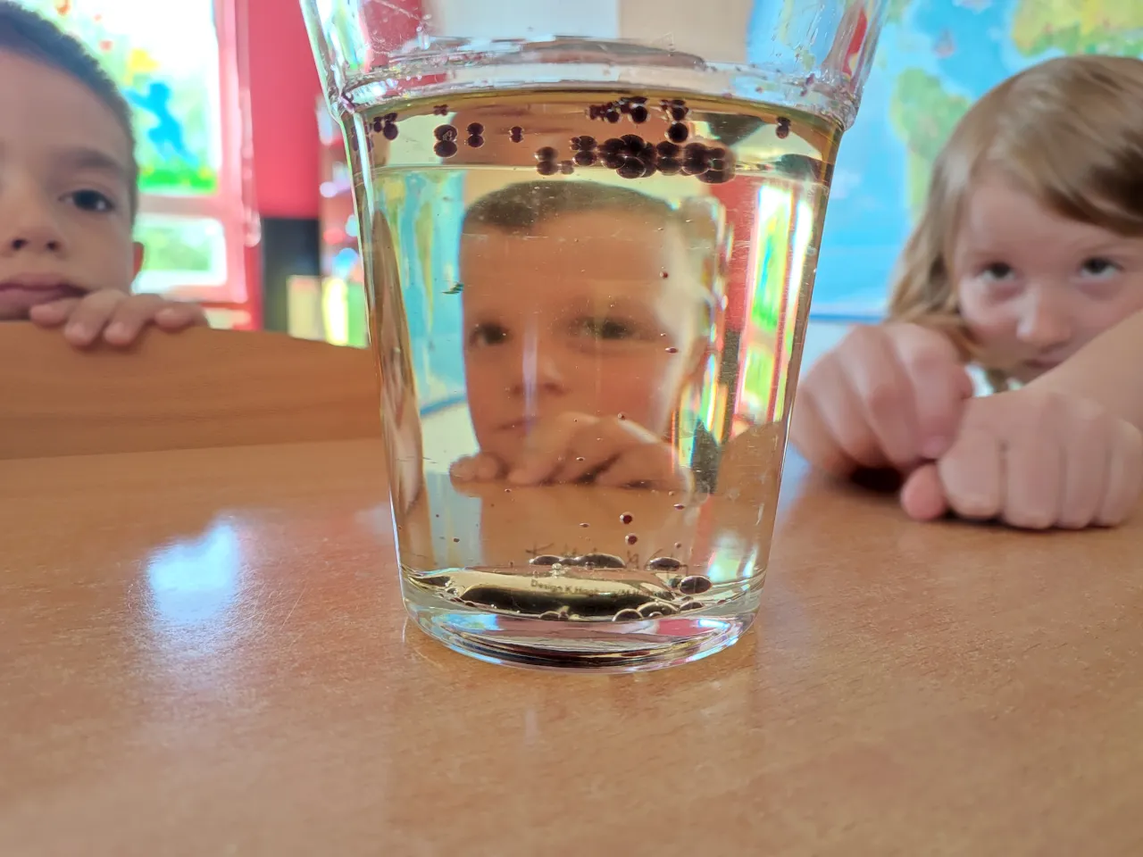 dziecko obserwujące lampę lawa