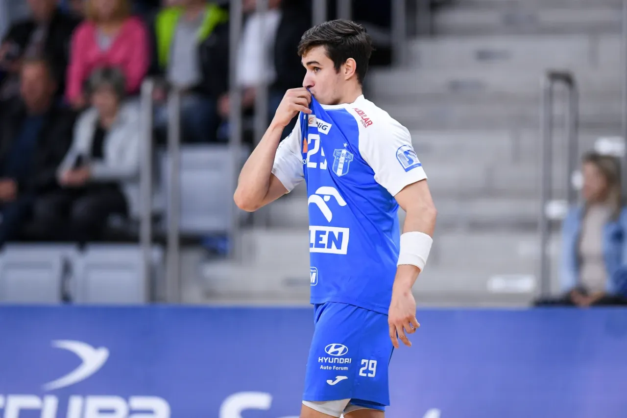 Piłkarz ręczny w niebieskim stroju z numerem 29. Chcesz wiedzieć, gdzie oglądać Liga Mistrz&oacute;w?