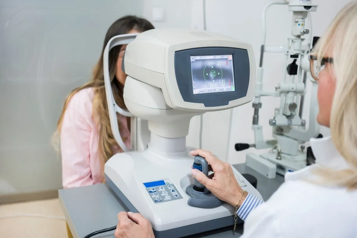 Badanie wzroku u okulisty. Ile trwa badanie wzroku? Kr&oacute;tka wizyta u specjalisty, by sprawdzić wzrok.