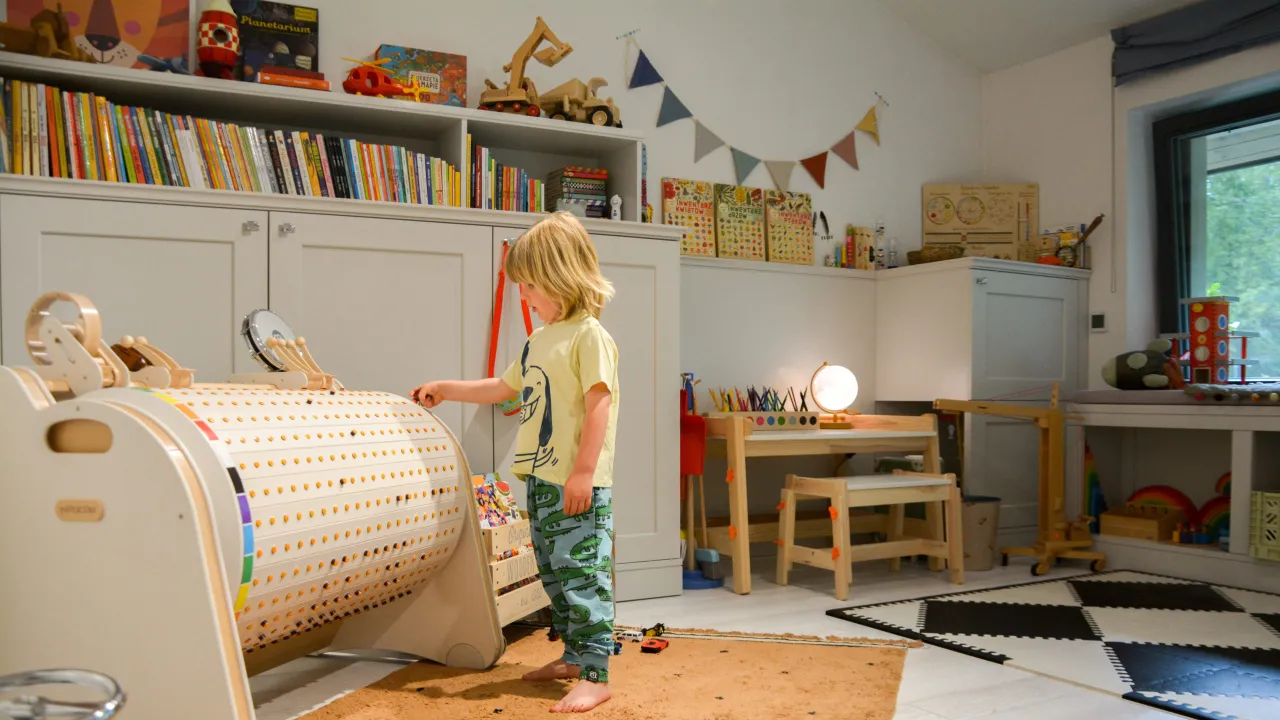 bezpieczna, uporządkowana przestrzeń do zabawy dla małego dziecka